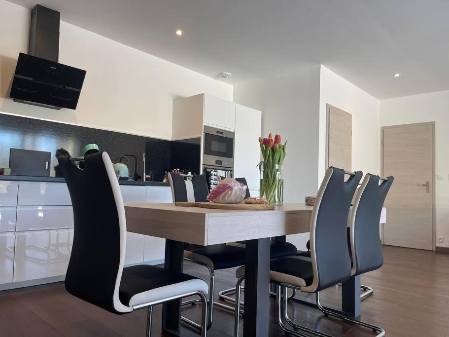 Brand New Villa With Fully Intergrated Air Conditioning & Private Pool, Overlooking Forest Sardan Eksteriør bilde