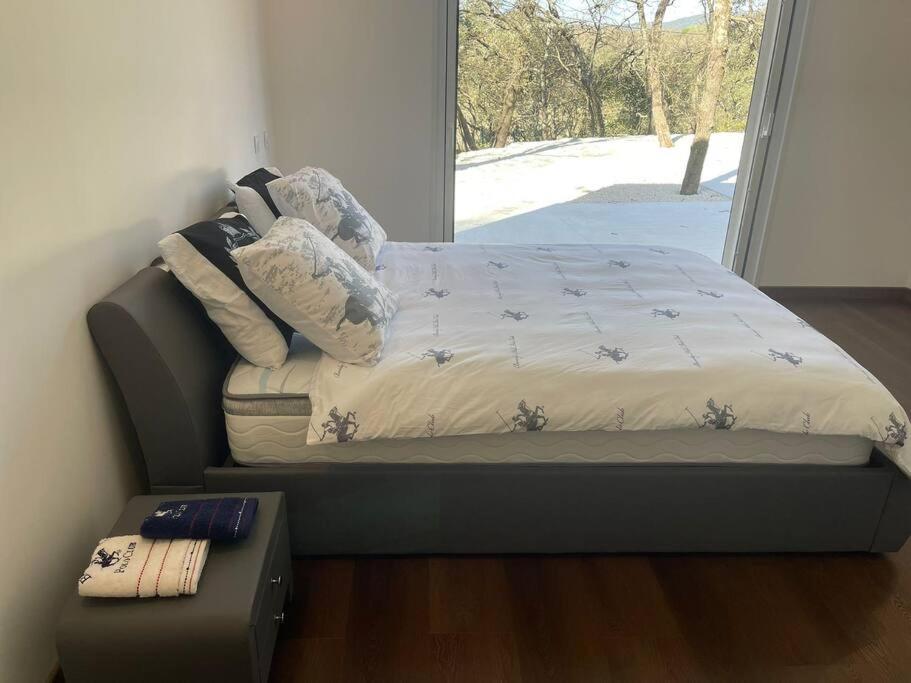 Brand New Villa With Fully Intergrated Air Conditioning & Private Pool, Overlooking Forest Sardan Eksteriør bilde